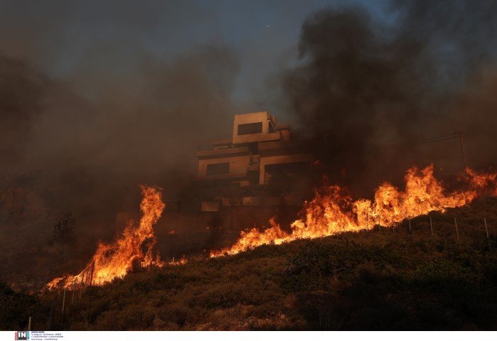 Μάχη σπίτι-σπίτι δίνουν οι πυροσβέστες στη Σαρωνίδα - Φωτογραφία: Intimenews/ΛΙΑΚΟΣ ΓΙΑΝΝΗΣ