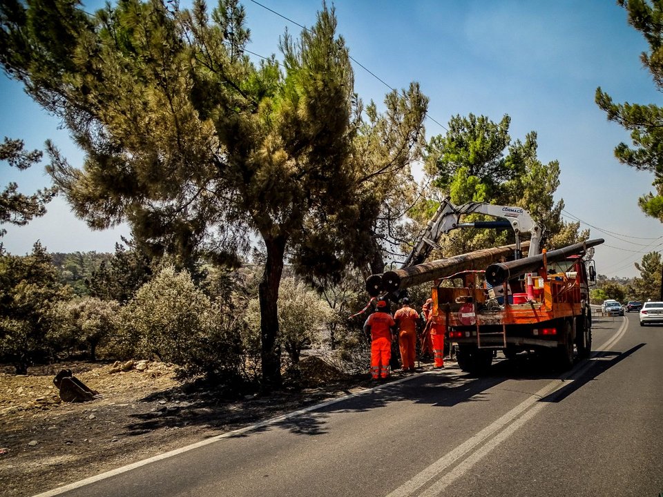 Φωτιά στη Ρόδο -Οι σημερινές αναζωπυρώσεις και οι καταστροφές που άφησαν οι φλόγες