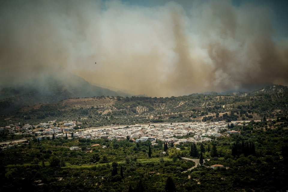 Φωτιά στη Ρόδο -Οι σημερινές αναζωπυρώσεις και οι καταστροφές που άφησαν οι φλόγες