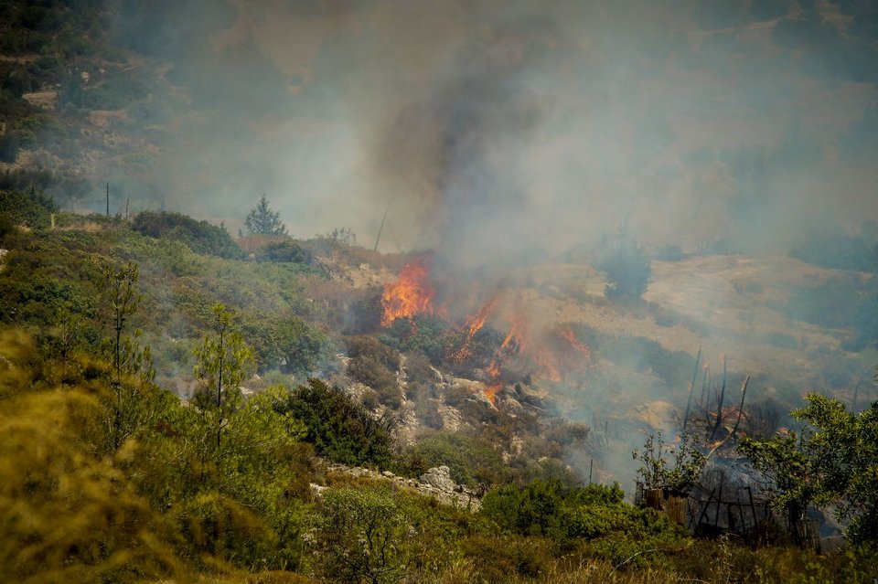 Φωτιά στη Ρόδο -Οι σημερινές αναζωπυρώσεις και οι καταστροφές που άφησαν οι φλόγες