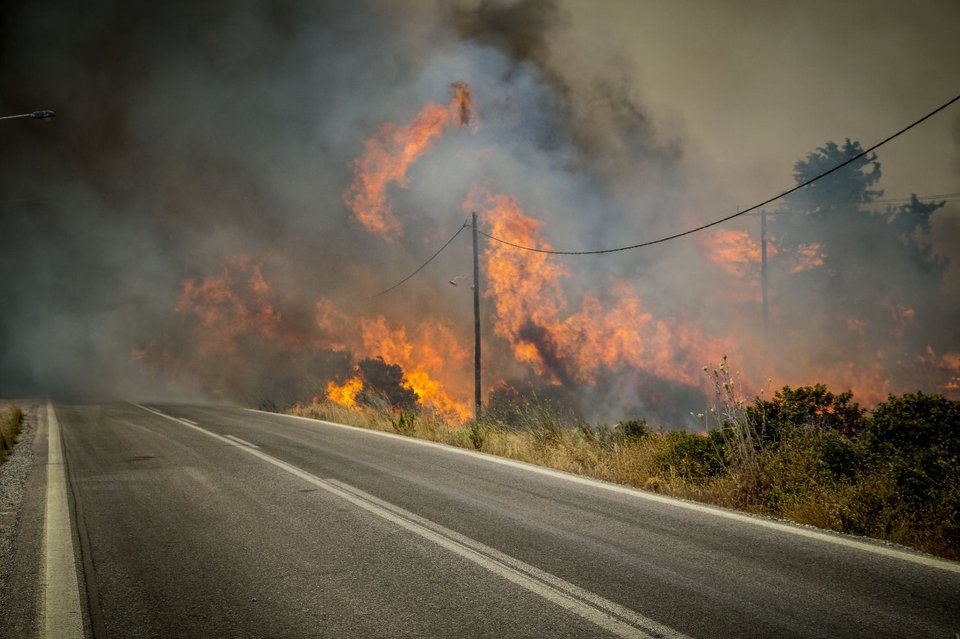 Φωτιά στη Ρόδο -Οι σημερινές αναζωπυρώσεις και οι καταστροφές που άφησαν οι φλόγες