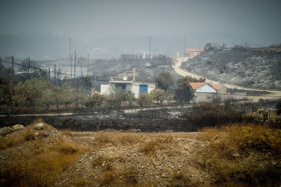 Φωτιά στη Ρόδο -Οι σημερινές αναζωπυρώσεις και οι καταστροφές που άφησαν οι φλόγες