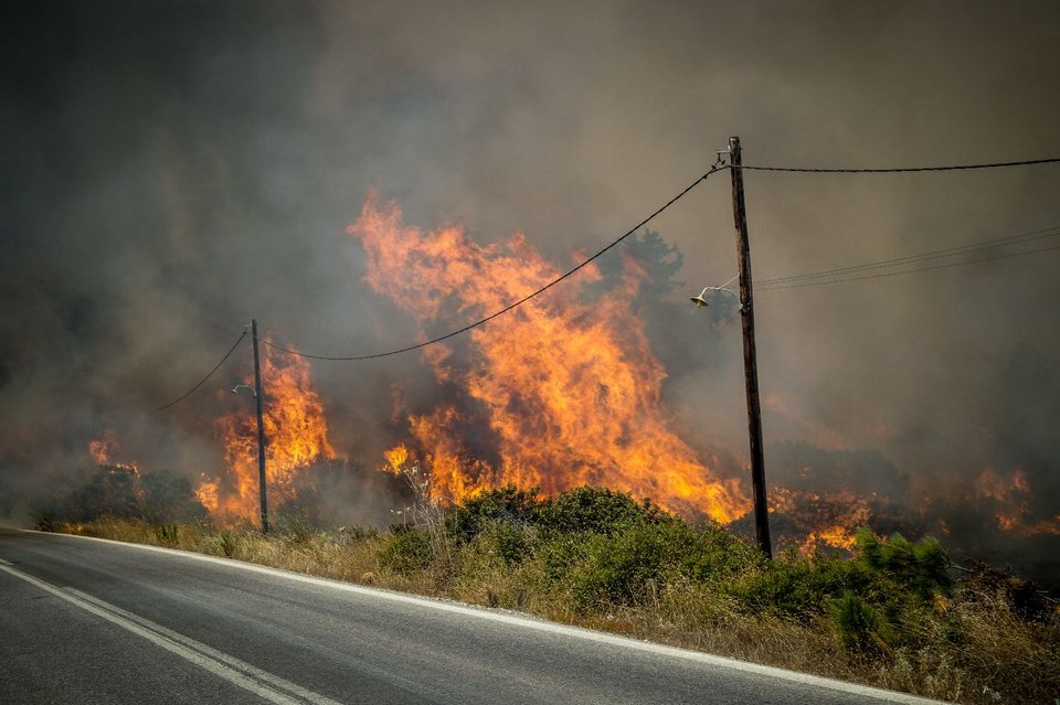 Φωτιά στη Ρόδο -Οι σημερινές αναζωπυρώσεις και οι καταστροφές που άφησαν οι φλόγες