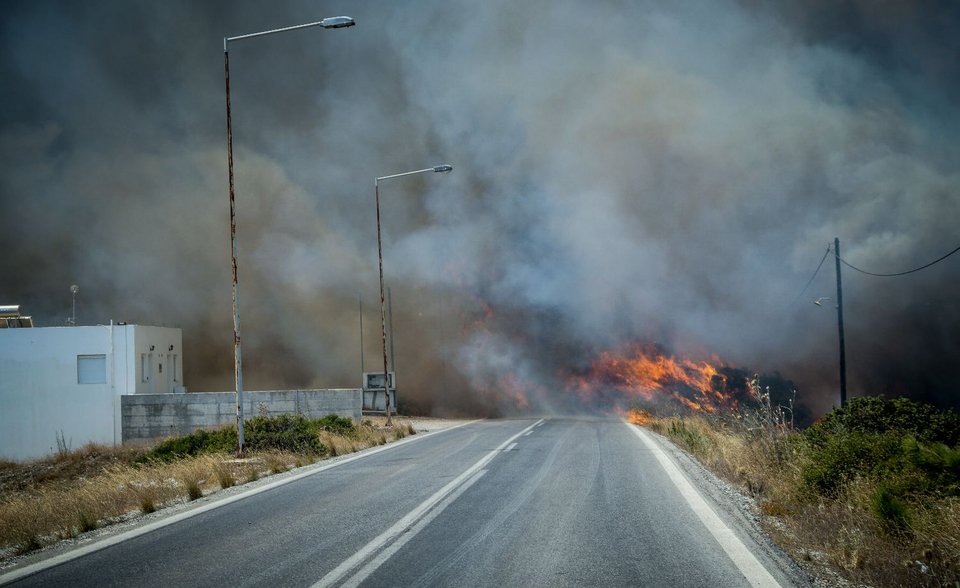 Φωτιά στη Ρόδο -Οι σημερινές αναζωπυρώσεις και οι καταστροφές που άφησαν οι φλόγες