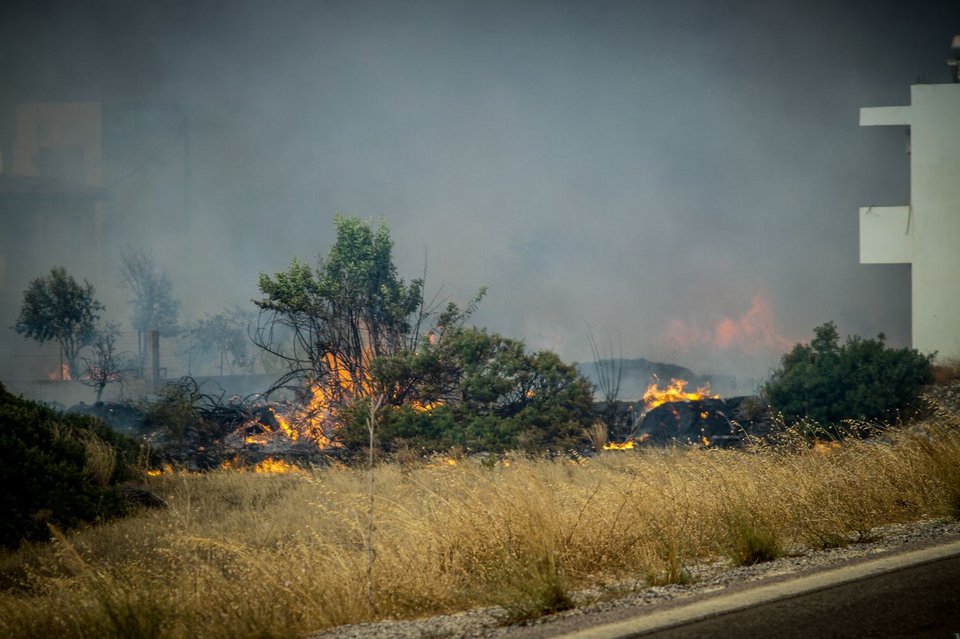 Φωτιά στη Ρόδο -Οι σημερινές αναζωπυρώσεις και οι καταστροφές που άφησαν οι φλόγες