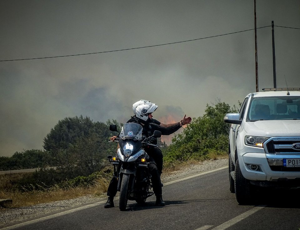 Φωτιά στη Ρόδο -Οι σημερινές αναζωπυρώσεις και οι καταστροφές που άφησαν οι φλόγες