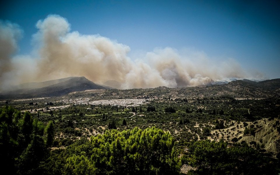 Φωτιά στη Ρόδο -Οι σημερινές αναζωπυρώσεις και οι καταστροφές που άφησαν οι φλόγες