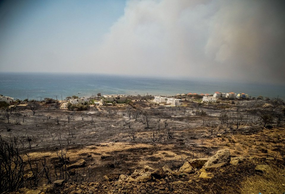 Φωτιά στη Ρόδο -Οι σημερινές αναζωπυρώσεις και οι καταστροφές που άφησαν οι φλόγες