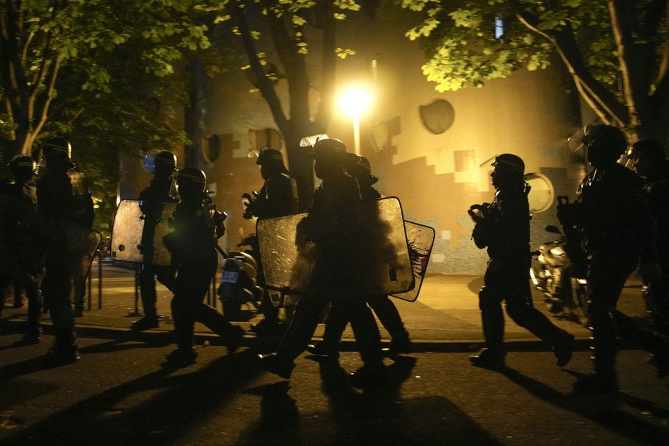 Αστυνομικοί στο Παρίσι, μετά από τις ταραχές που «κλονίζουν» την Γαλλία τις τελευταίες ημέρες / Φωτογραφία: AP