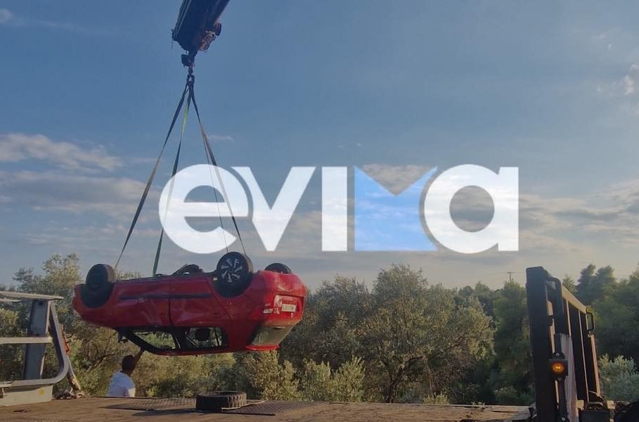 Γερανός βγάζει όχημα από χωράφι