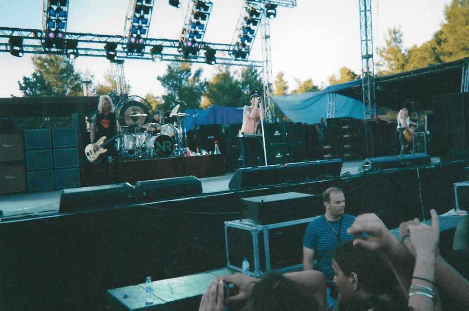 Από την εμφάνιση των Velvet Revolver στη Μαλακάσα το 2005. Μέλη του συγκεκριμένου μουσικού σχήματος υπήρξαν ο Slash (δεξιά στη φωτό) και ο Duff (αριστερά) / Φωτογραφία: Βίκτωρ Νούμτας