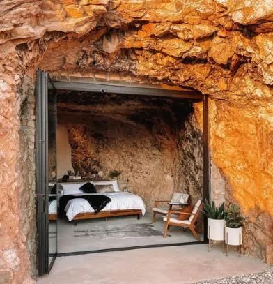 Ένας ανακαινιστής μεταμόρφωσε ένα έρημο βουνό σε μια πολυτελή βίλα σε σπήλαιο