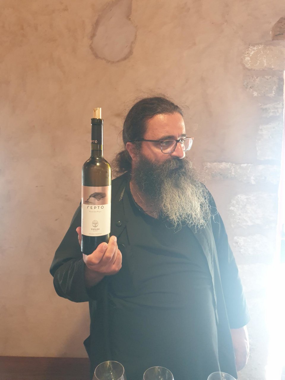 Ο Ηγούμενος Αρχιμανδρίτης Αμβρόσιος σε γευσιγνωσία των κρασιών της Μονής Τοπλού