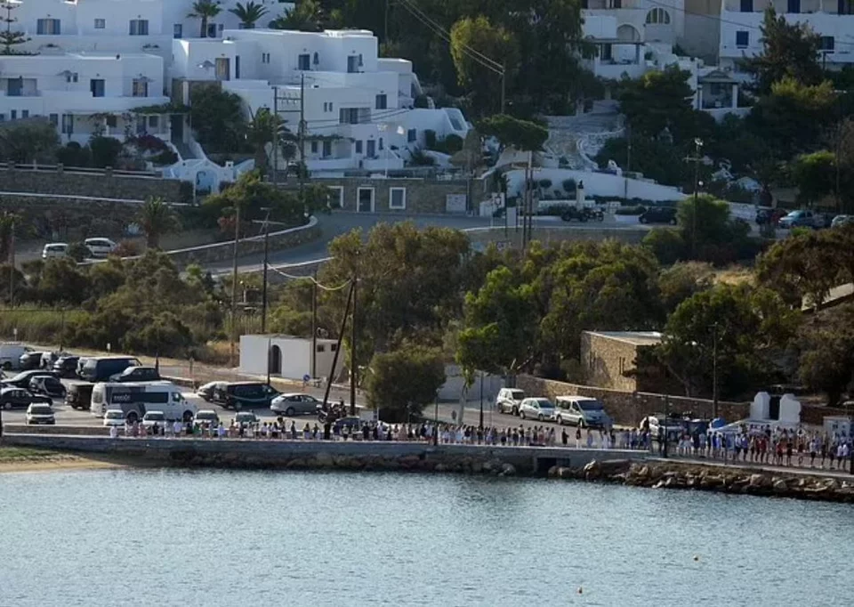 Με σκυμμένα τα κεφάλια αποχαιρέτησαν τους συμμαθητές τους στο λιμάνι της Ίου