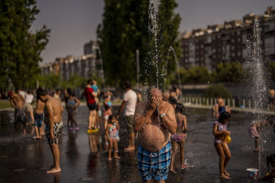 Κατακλύζουν τα σιντριβάνια στην Ισπανία για να δροσιστούν / AP Photo/Manu Fernandez