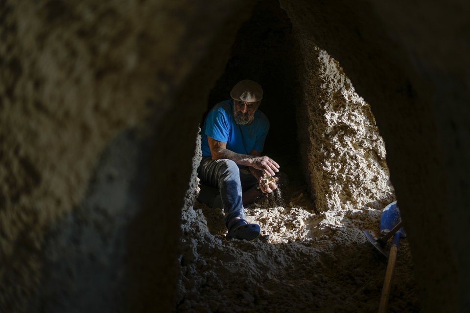 O Κάλον σκάει νέα σήραγγα στο υπόγειο σπίτι του