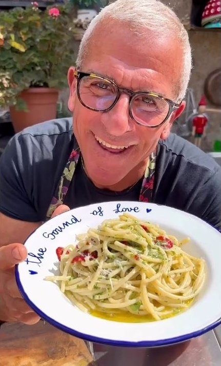 Ο Ιταλός σεφ Μαξ Μαριόλα με το απόλυτο comfort food 