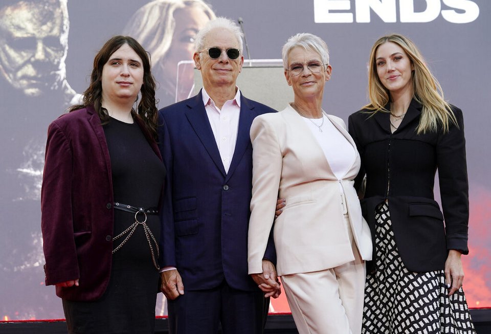 Η Jamie Lee Curtis, με τον σύζυγό της Christopher Guest, και τις κόρες τους Ruby, τέρμα αριστερά, και Annie