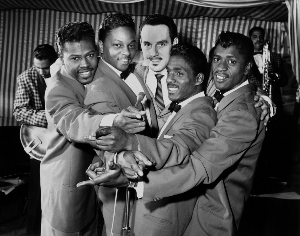Το αμερικανικό συγκρότημα doo-wop "The Penguins" με τον Johnny Otis περίπου το 1958