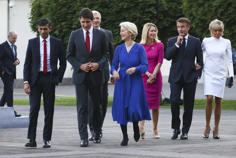 Η Ούρσουλα φον ντερ Λάιεν με μπλε φόρεμα με πιέτες 