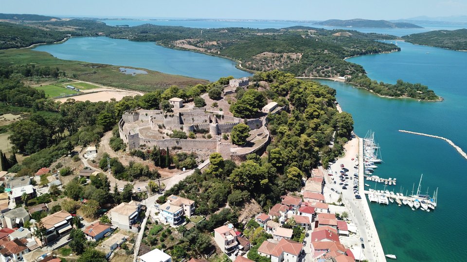 Εναέρια άποψη με drone του εμβληματικού κάστρου και της πόλης της Βόνιτσας