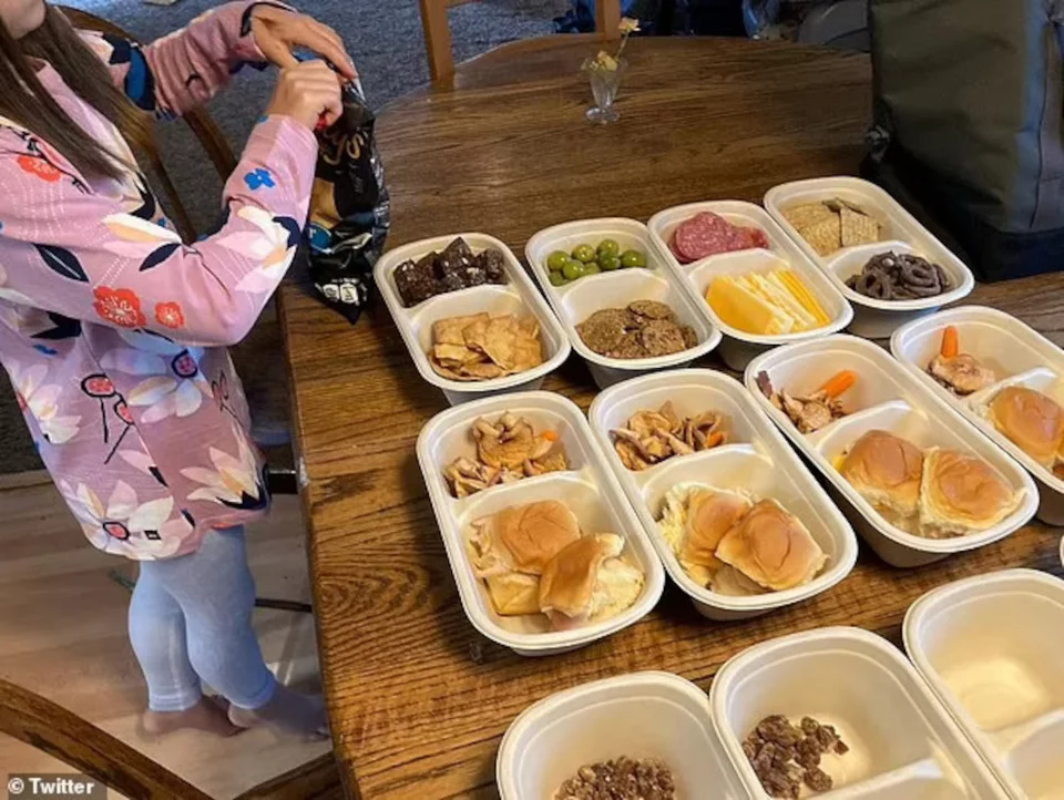 Τα πακέτα με το φαγητό που παίρνει μαζί της η οικογένεια / Φωτογραφία: Daily Mail, Twitter