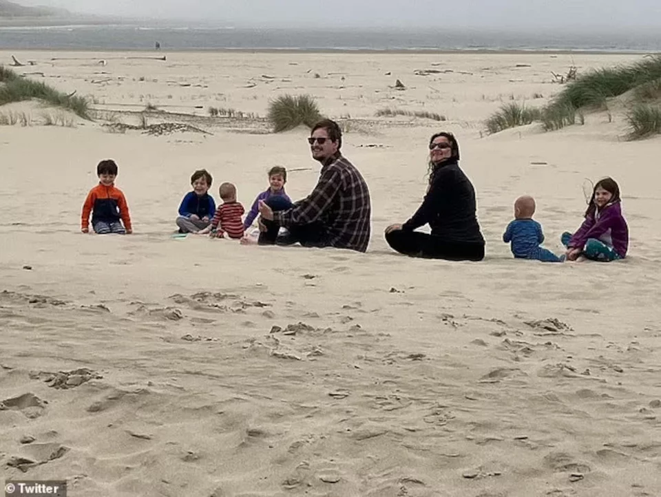 Μια οικογενειακή εξόρμηση στην παραλία / Φωτογραφία: Twitter, Daily Mail