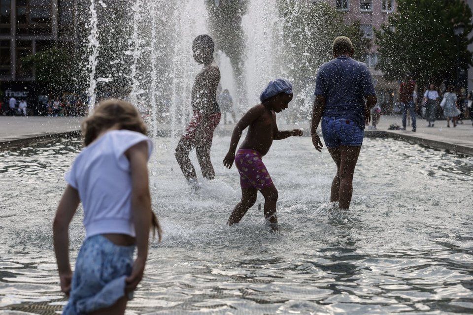 Πιάσανε τα σιντριβάνια στην Γαλλία / AP Photo/Jean-Francois Badias