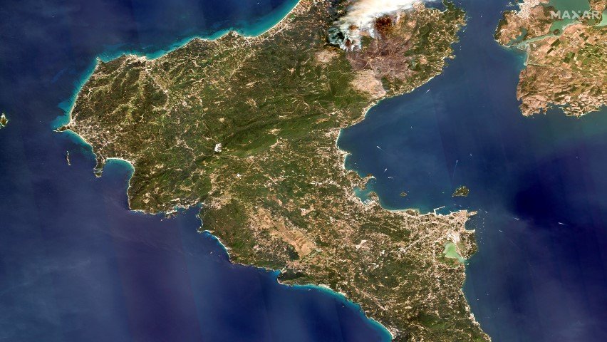 Δορυφορική εικόνα από την περιοχή που φλέγεται / Φωτογραφία: Satellite image ©2023 Maxar Technologies via AP