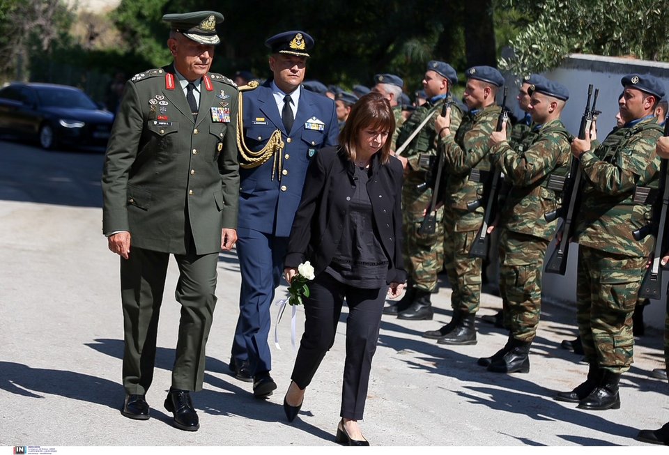 Η πρόεδρος της Δημοκρατίας, Κατερίνα Σακελλαροπούλου με ένα άσπρο τριαντάφυλλο στα χέρια