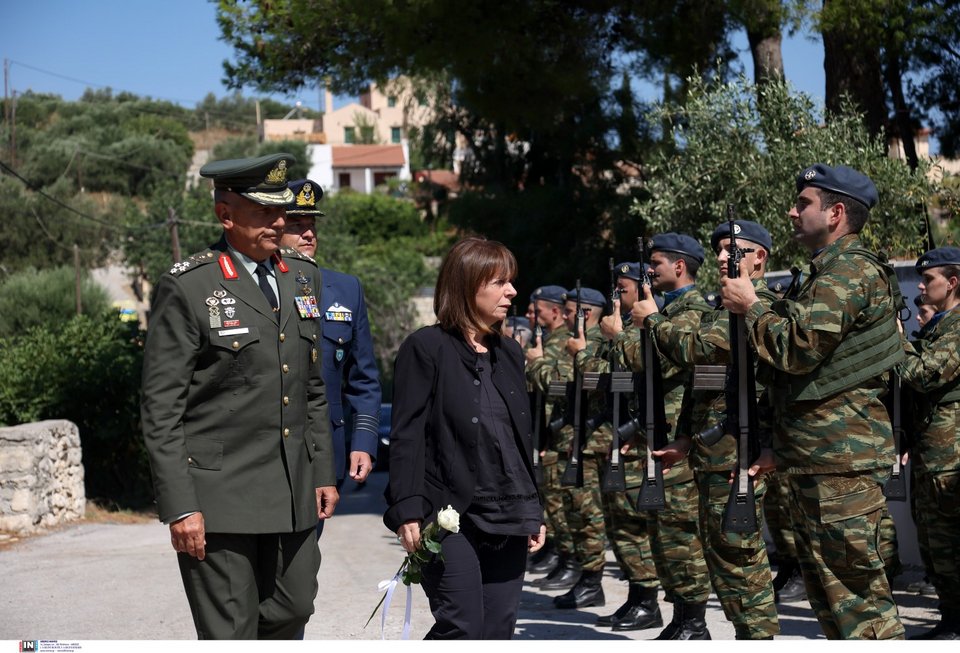 Η Πρόεδρος της Δημοκρατίας, Κατερίνα Σακελλαροπούλου, με ένα λευκό τριαντάφυλλο στα χέρια