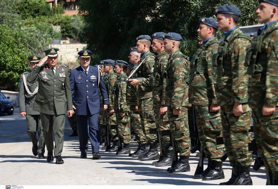Ο αρχηγός ΓΕΕΘΑ Κωνσταντίνος Φλώρος στην κηδεία του Χρήστου Μουλά