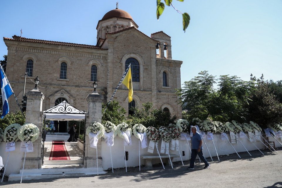 Ο Ιερός Ναός στα Χανιά «πλημμύρισε» από στεφάνια στη μνήμη του αδικοχαμένου πιλότου