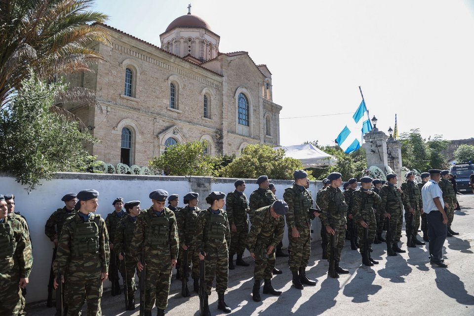 Στρατιώτες έξω από τον Ιερό Ναό Αγίων Σεργίου και Βάκχου για να τιμήσουν τον ήρωα πιλότο Χρήστο Μουλά