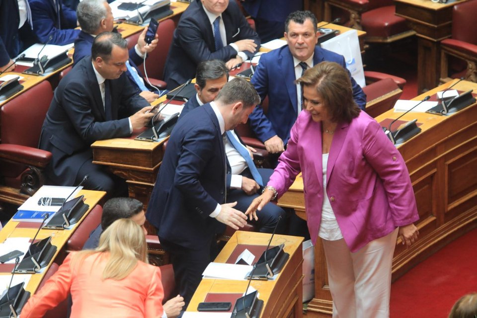 Η Ντόρα Μπακογιάννη χαιρέτησε όλους τους πολιτικούς αρχηγούς (εδώ με τον Νίκο Ανδρουλάκη)