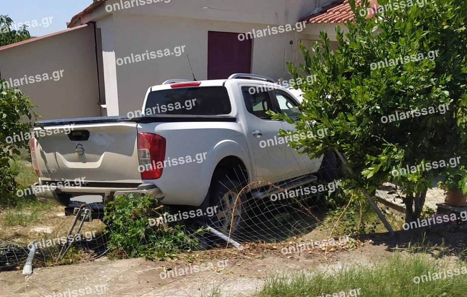 Στη φωτογραφία το κλεμμένο Nissan Navara το οποίο έχει πέσει πάνω σε τοίχο σπιτιού, στο χωριό Μοσχοχώρι