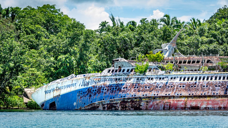 Το μισοβυθισμένο κρουαζιερόπλοιο MS World Discoverer