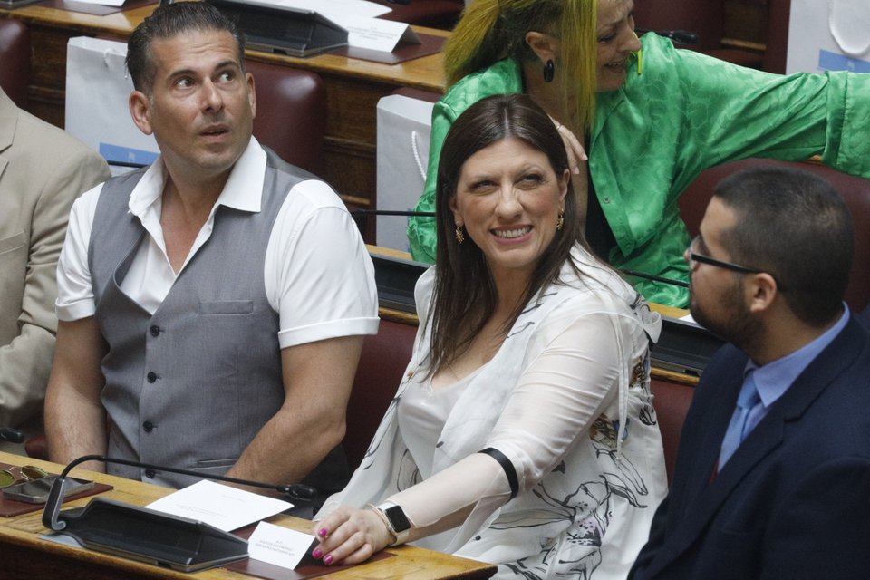 Η Ζωή Κωνσταντοπούλου με τον σύντροφό της στη Βουλή