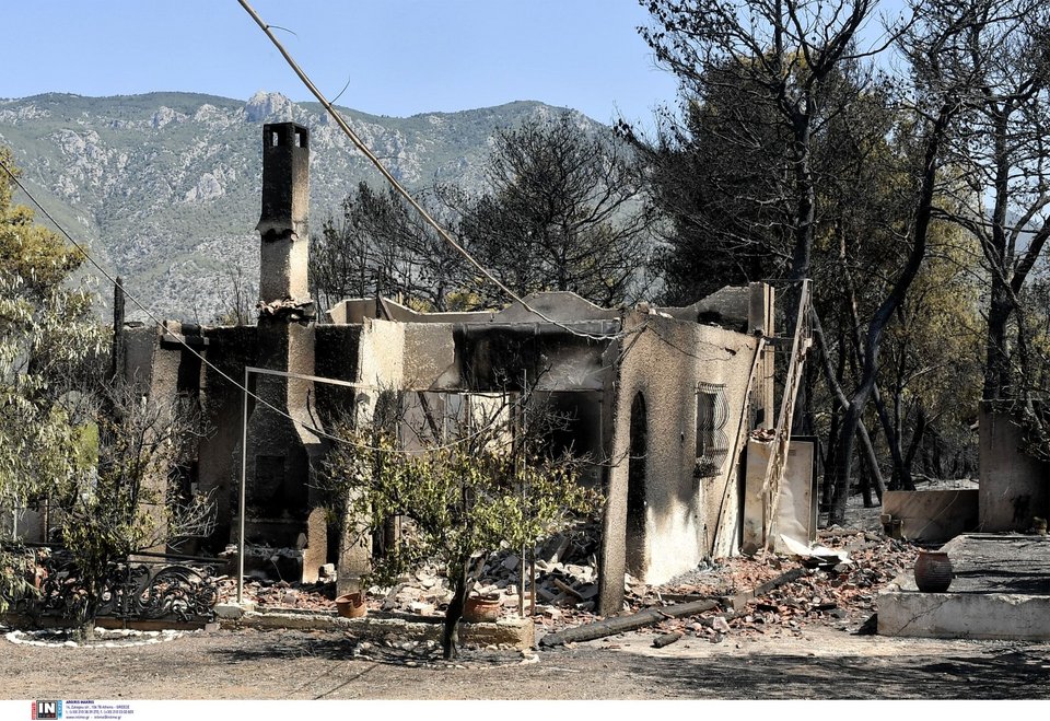 Μια από τις κατοικίες που παραδόθηκαν στις φλόγες