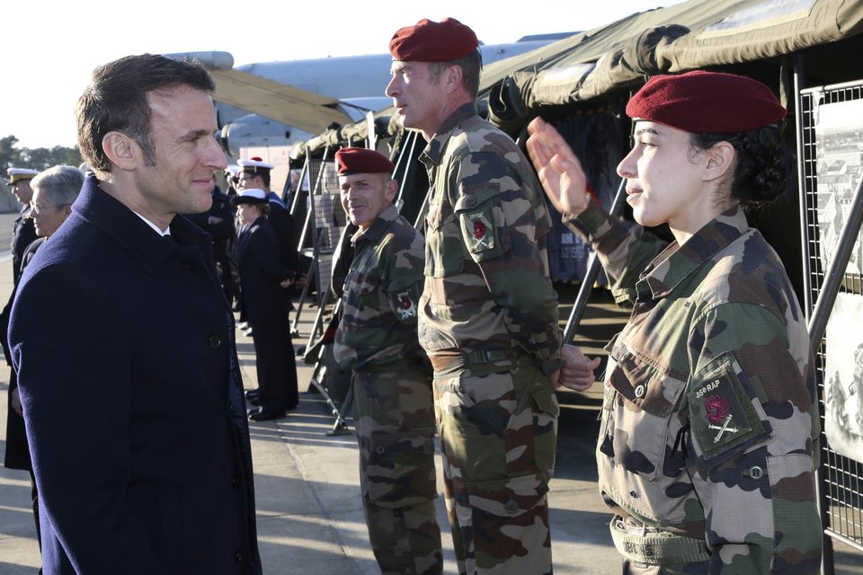 O Eμανουέλ Μακρόν επιθεωρεί στρατιώτες