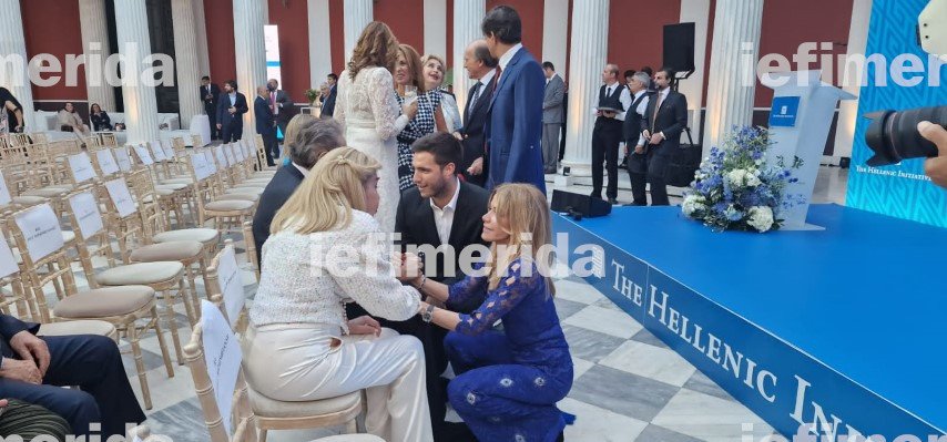 Η Μαριάννα Λάτση στα γόνατα, σφίγγει τα χέρια της Μαριάννς Β. Βαρδινογιάννη