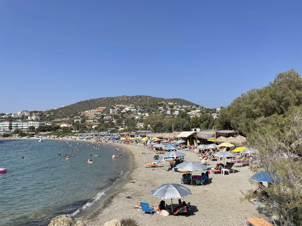 Καύσωνας: Όπου φύγει φύγει για λίγες στιγμές δροσιάς - Το αδιαχώρητο σε δρόμους και λιμάνια - "Βούλιαξαν" οι παραλίες - Άδειασε η Αθήνα (εικόνες) 16 mauro lithari kausonas kleon.jpg