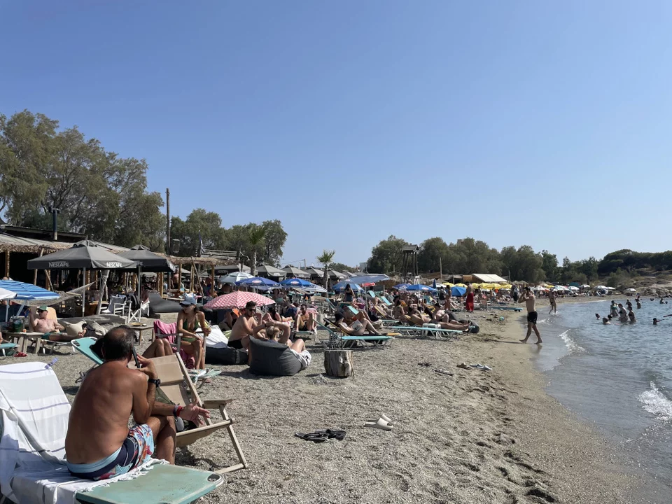 Καύσωνας: Όπου φύγει φύγει για λίγες στιγμές δροσιάς - Το αδιαχώρητο σε δρόμους και λιμάνια - "Βούλιαξαν" οι παραλίες - Άδειασε η Αθήνα (εικόνες) 15 mauro lithari kausonas.jpg