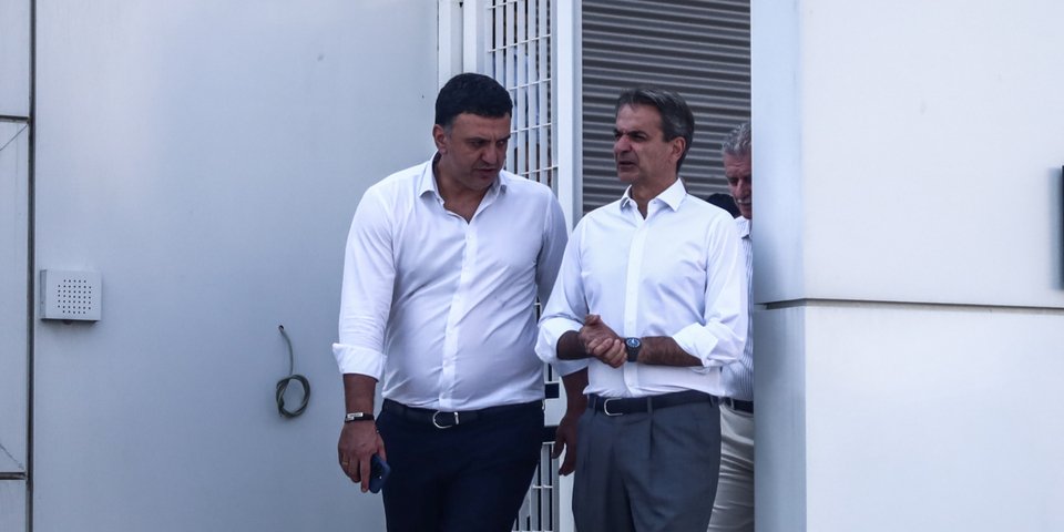 Ο Κ. Μητσοτάκης ενημερώθηκε από τον υπουργό Β. Κικίλια για τα πύρινα μέτωπα / Φωτογραφία: ΚΩΣΤΑΣ ΤΖΟΥΜΑΣ/EUROKINISSI
