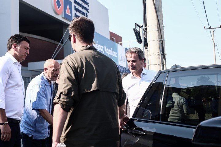 Ο Κ. Μητσοτάκης ενημερώθηκε από τον υπουργό Β. Κικίλια για τα πύρινα μέτωπα / Φωτογραφία: ΚΩΣΤΑΣ ΤΖΟΥΜΑΣ/EUROKINISSI
