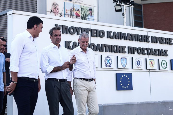 Ο Κ. Μητσοτάκης ενημερώθηκε από τον υπουργό Β. Κικίλια για τα πύρινα μέτωπα / Φωτογραφία: ΚΩΣΤΑΣ ΤΖΟΥΜΑΣ/EUROKINISSI