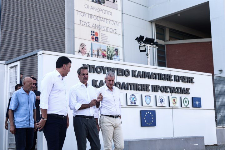 Ο Κυριάκος Μητσοτάκης ενημερώθηκε από τον υπουργό Βασίλη Κικίλια για τα πύρινα μέτωπα / Φωτογραφία: ΚΩΣΤΑΣ ΤΖΟΥΜΑΣ/EUROKINISSI