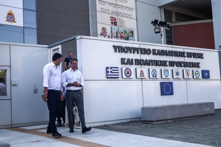 Ο Κυριάκος Μητσοτάκης ενημερώθηκε από τον υπουργό Βασίλη Κικίλια για τα πύρινα μέτωπα / Φωτογραφία: ΚΩΣΤΑΣ ΤΖΟΥΜΑΣ/EUROKINISSI