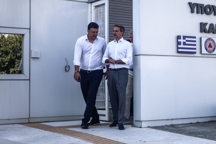 Ο Κυριάκος Μητσοτάκης ενημερώθηκε από τον υπουργό Βασίλη Κικίλια για τα πύρινα μέτωπα / Φωτογραφία: ΚΩΣΤΑΣ ΤΖΟΥΜΑΣ/EUROKINISSI