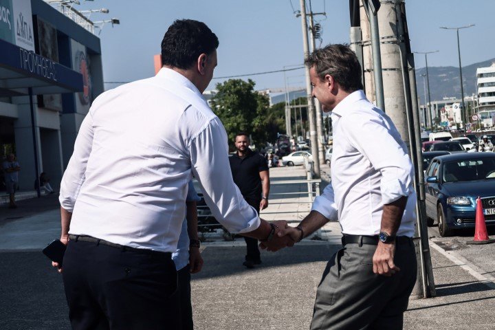 Ο Κυριάκος Μητσοτάκης ενημερώθηκε από τον υπουργό Βασίλη Κικίλια για τα πύρινα μέτωπα / Φωτογραφία: ΚΩΣΤΑΣ ΤΖΟΥΜΑΣ/EUROKINISSI